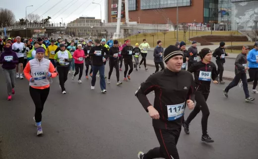 Maniacka Dziesiątka: Chłód i deszcz biegaczom niestraszny. Ponarzekali za to kierowcy [WIDEO] - 15